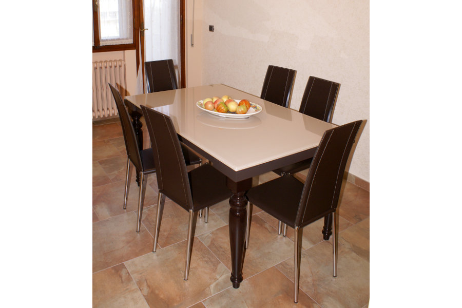 Tavolo e sedie classici (PP-TAV002)