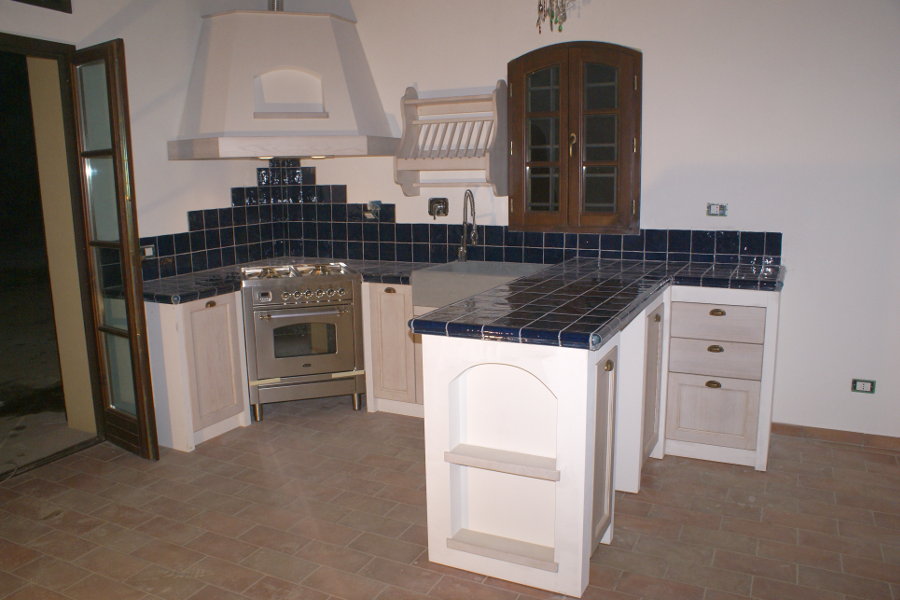 Cucina in finta muratura con top blu (PP-CFM023)