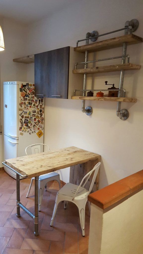 Libreria in legno di recupero e tubi in acciaio (XT-LIB004)