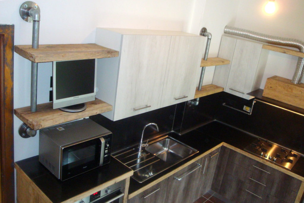 Cucina in legno di recupero e tubi in acciaio in stile industriale (XT-CUC003)