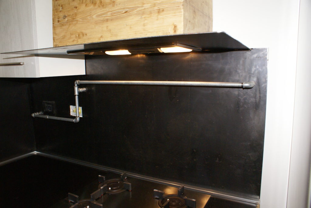 Cucina in legno di recupero e tubi in acciaio in stile industriale (XT-CUC003)