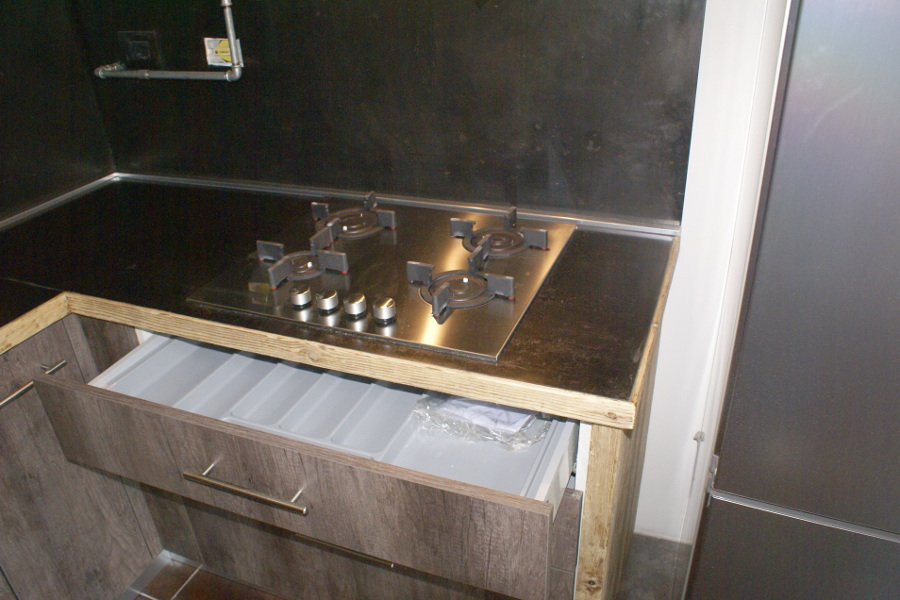 Cucina in legno di recupero e tubi in acciaio in stile industriale (XT-CUC003)
