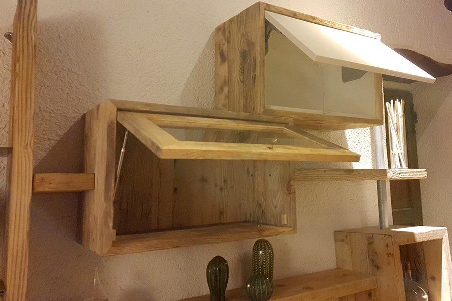 Composizione di vari mobili in legno di recupero (XT-COM015)