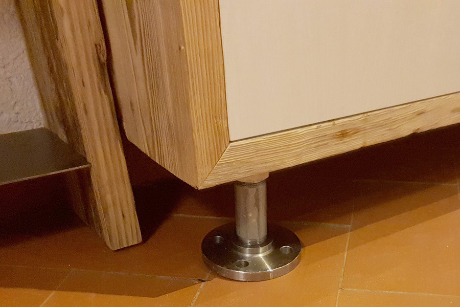Composizione di vari mobili in legno di recupero (XT-COM015)