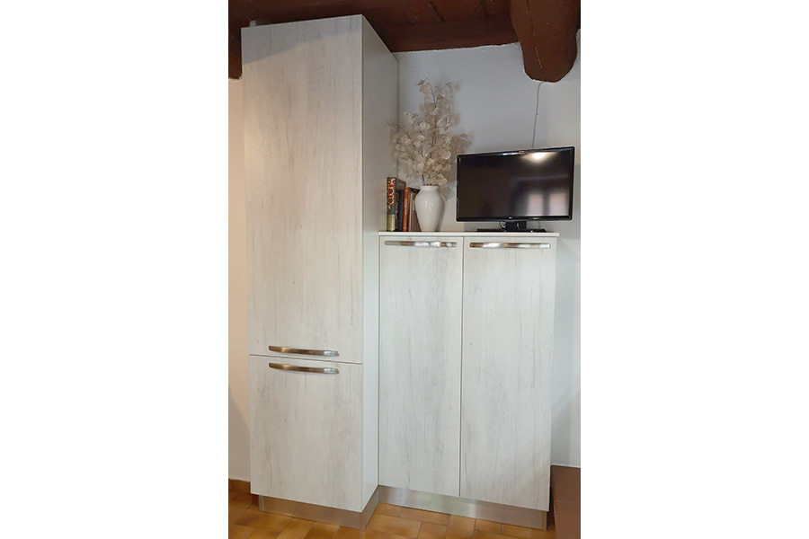 Cucina (XN-CUC009): mobile frigo da incasso e porta tv