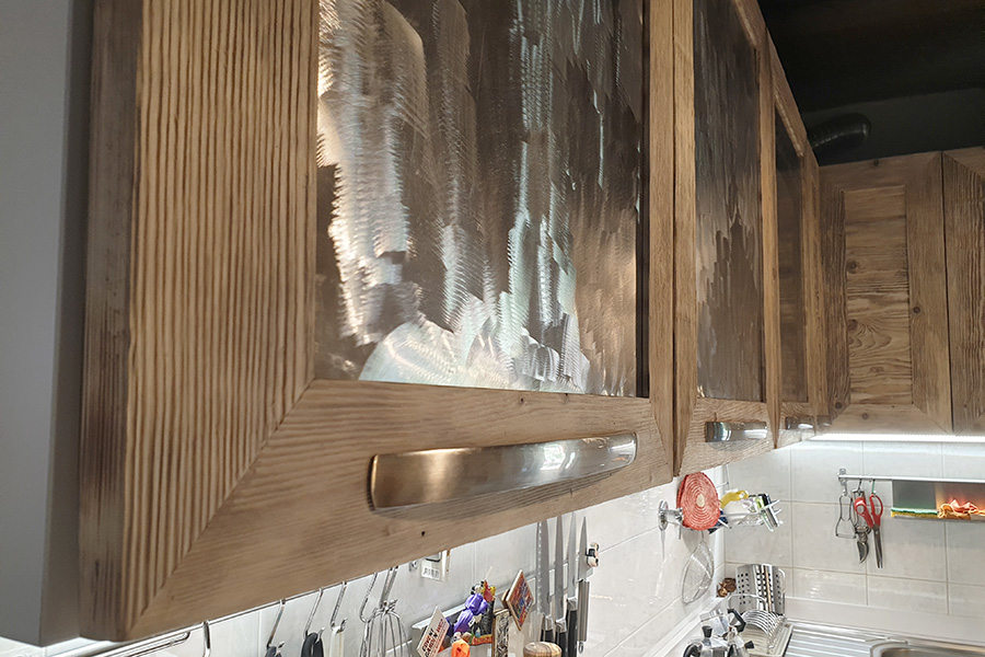 Cucina (XN-CUC009): dettaglio dell'anta in legno di recupero e acciaio spazzolato