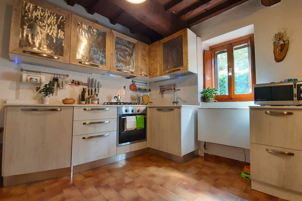 Cucina in legno di recupero e ante acciaio spazzolato (XN-CUC009)