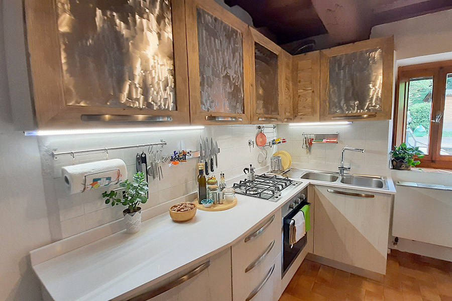 Cucina in legno di recupero e ante acciaio spazzolato (XN-CUC009)